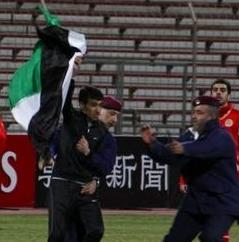 مشجع يقتحم مبارة للفريق السوري ويحمل علم الاستقلال.. 