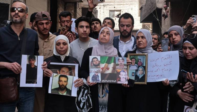 فريق بحث مجزرة التضامن يخفي 25 مقطعًا يكشف هويات الضحايا!