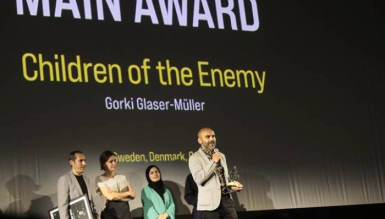 أحداثه تدور في سوريا.. فيلم أطفال العدو يفوز بجائزة مهرجان الجزيرة للأفلام الوثائقية
