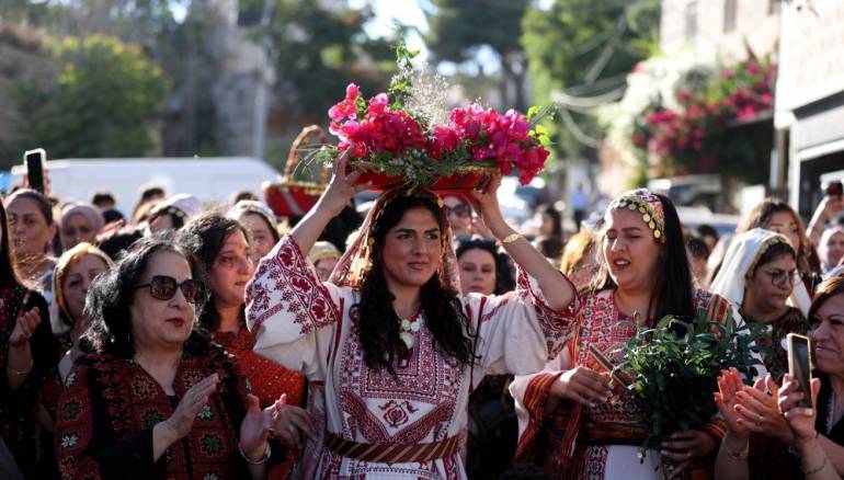 رحلة عبر الزمن.. بيرزيت تزف عروسين على وقع التراث الفلسطيني