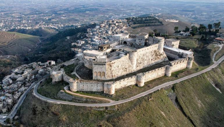 من حي التضامن إلى قلعة الحصن: مسار العدالة السورية المفتوح