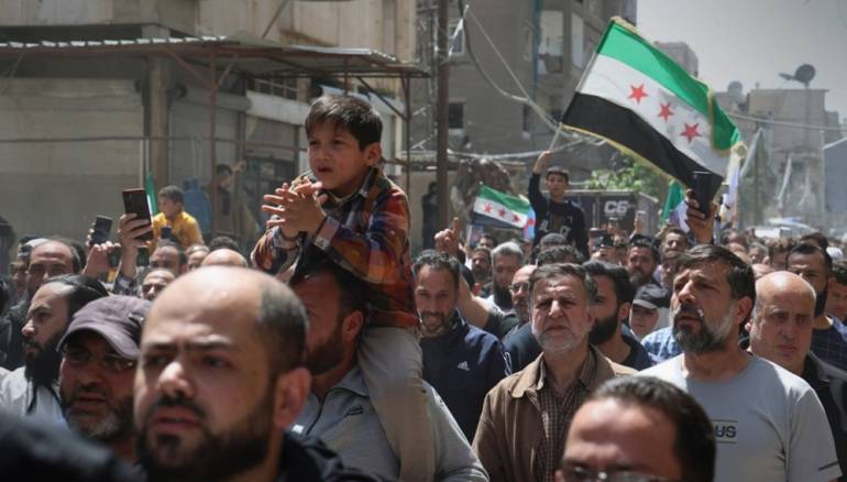 تجمع أهالي حي التضامن فرحاً بالقبض على أمجد يوسف