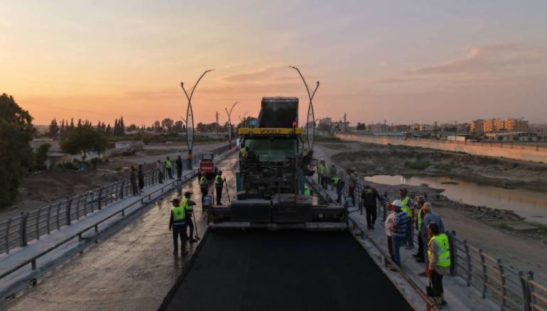 ضمن خطة تأهيل البنية التحتية.. SEBCO تباشر رصف جسر الرشيد بالرقة تمهيداً لافتتاحه