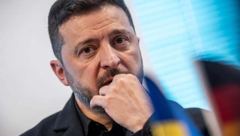 زيلينسكي يتوعد بـرد انتقامي بعد استهداف مقر جهاز الأمن الأوكراني