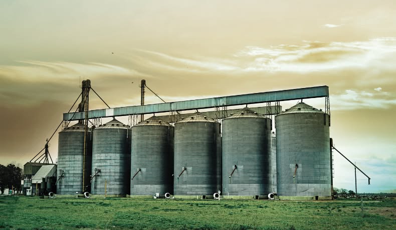 سوريا – توفي عامل سوري بعد سقوطه في صومعة الذرة في شانلي أورفا