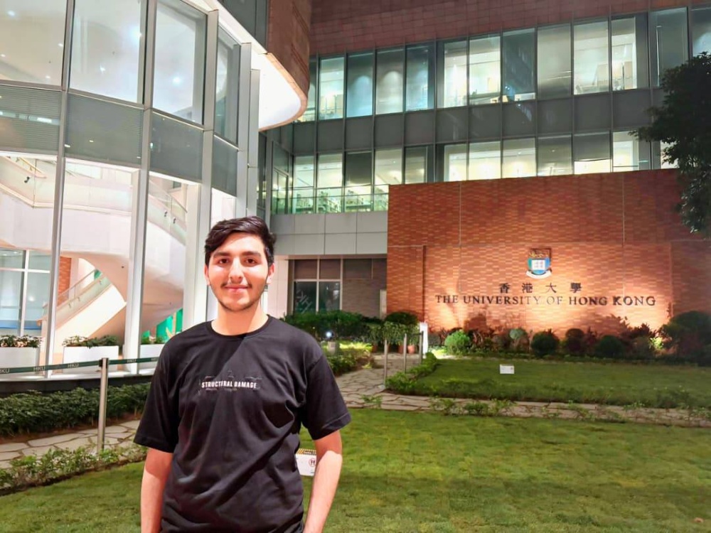 سوريا – طالب سوري يحقق إنجازاً عالمياً بقبوله في جامعة هونغ كونغ لدراسة الذكاء الاصطناعي