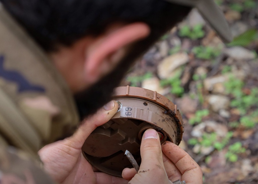 سوريا – أصيب عنصران من الجيش السوري أثناء نزع الألغام في ريف اللاذقية