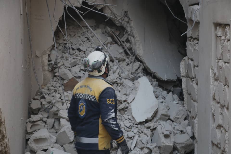 سوريا – الدفاع المدني يواصل البحث عن مفقود تحت أنقاض منزل منهار في حي العامرية بحلب سوريا – الدفاع المدني يواصل البحث عن مفقود تحت أنقاض منزل منهار في حي العامرية بحلب