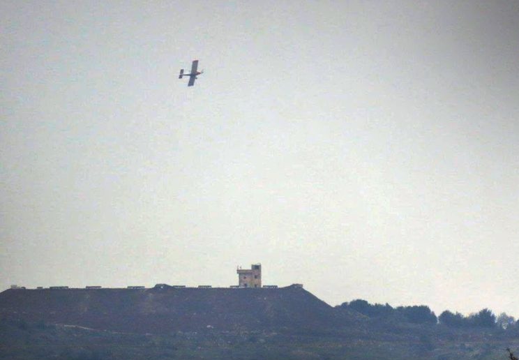 طيران الاحتلال الإسرائيلي يرش مواد مجهولة على أراضٍ زراعية بريف القنيطرة