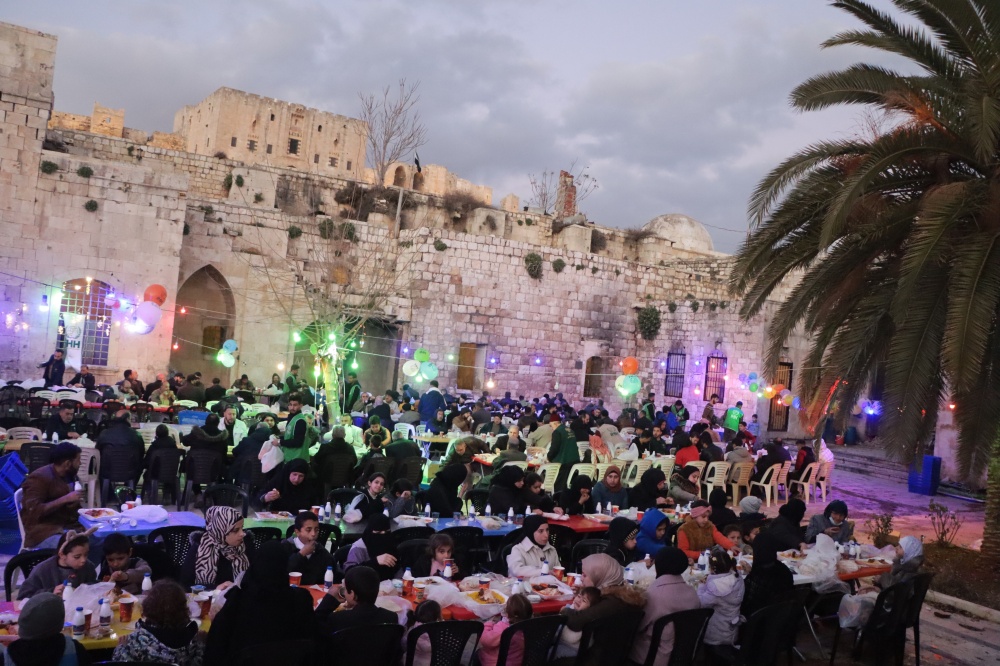 سوريا – الإغاثة الإنسانية التركية تقدم وجبات الإفطار لـ 2700 شخص في سوريا