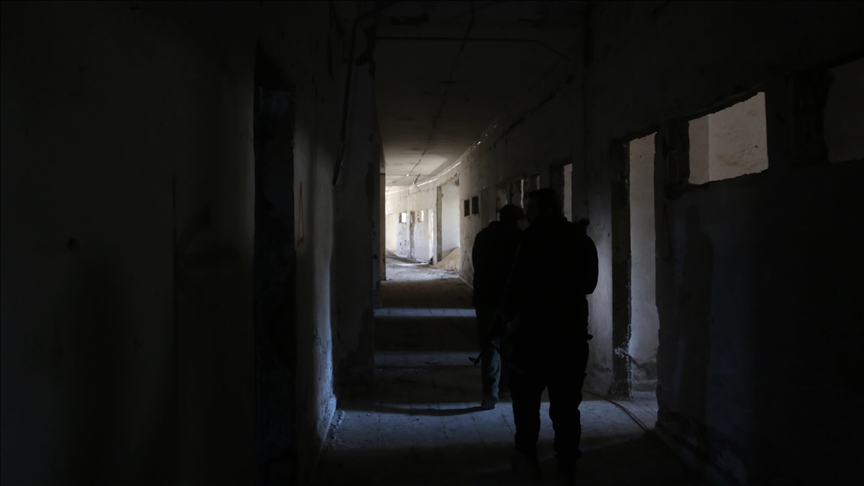 سوريا – ريف دير الزور.. أعلام داعش في مقر قسد المنسحب يفتح ملف الاستثمار الأمني!