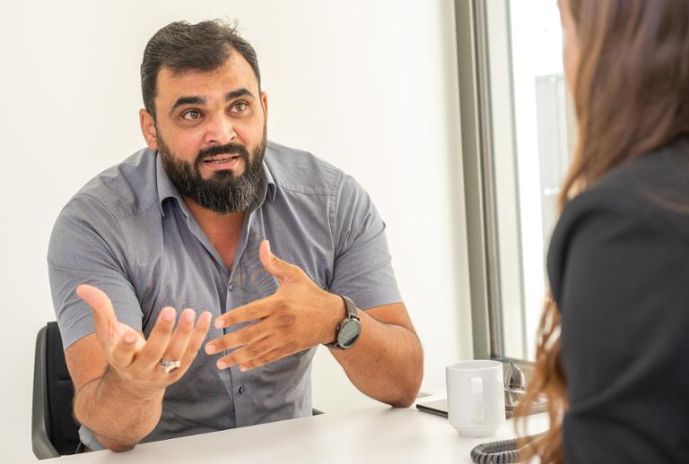 سوريا – أحمد الأقرع.. شاب سوري من موظف في الرقة إلى مستشار لشؤون اللاجئين في ألمانيا