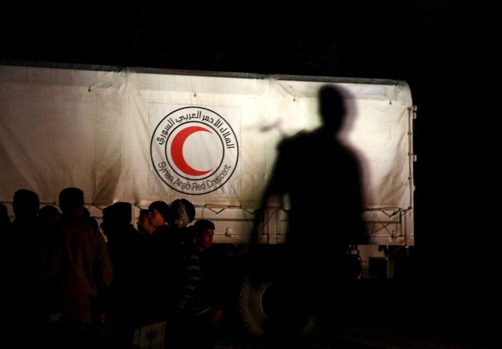 سوريا – عناصر من ميليشيا الدفاع الوطني ضمن كوادر الهلال الأحمر بدمشق