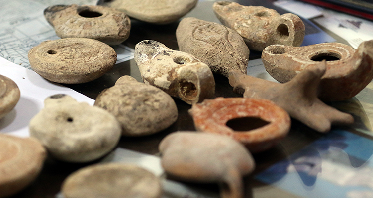 سوريا – انتشال ألف قطعة أثرية في حلب وسلم أحد المواطنين عملات نادرة للمتحف الوطني