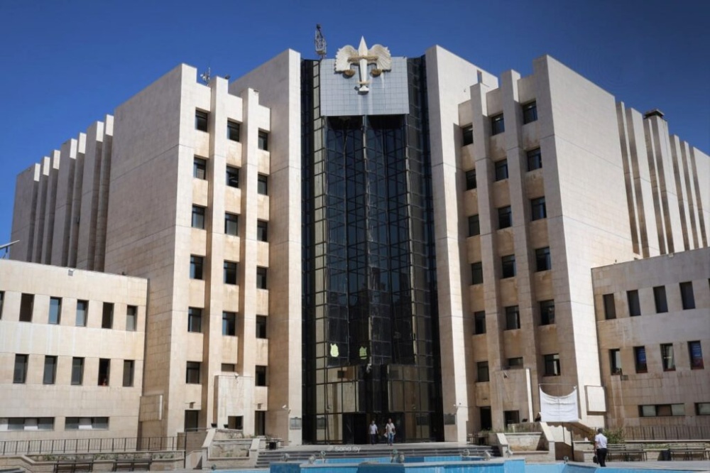 سوريا – القضاء السوري يصدر أوامر اعتقال غيابية بحق مسؤولين في النظام السابق بتهمة ارتكاب انتهاكات جسيمة