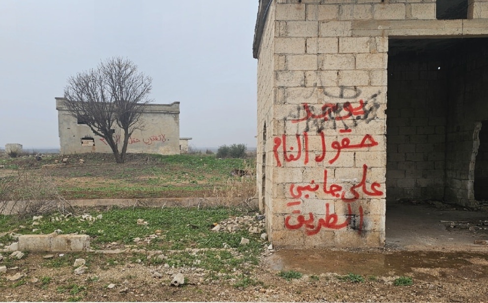 سوريا – الموت المستمر: الألغام الروسية تحول الأراضي السورية إلى حقول إعدام موقوتة