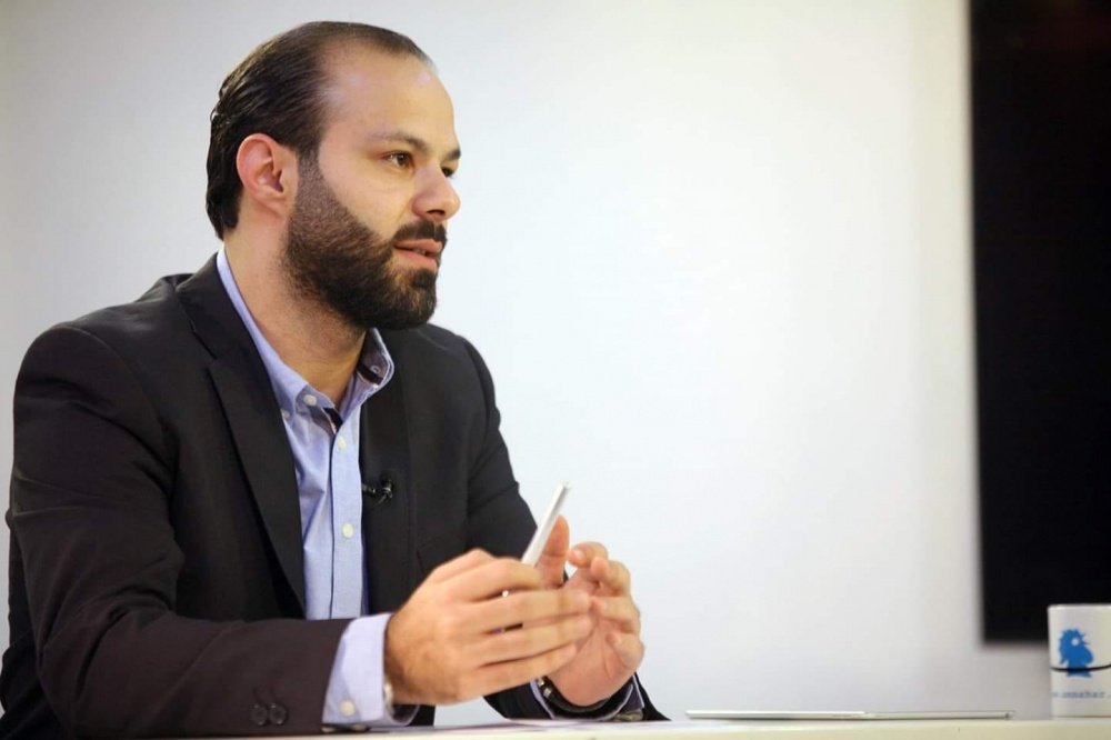 سوريا – دافع عن اللاجئين وهاجم باسيل.. إعلامي لبناني يكشف أسباب العنصرية ضد السوريين