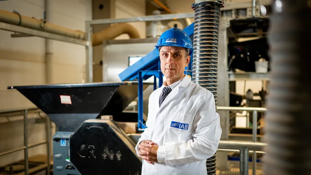 سوريا – عارف السويداني…باحث سوري يقوم بإعادة تدوير المنازل التي دمرتها الحرب