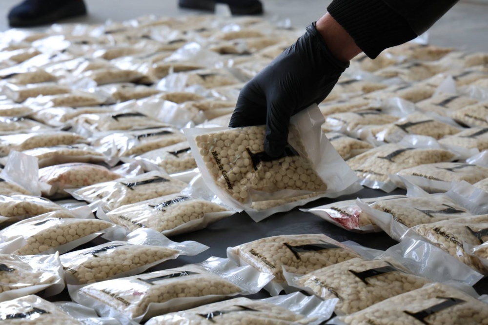 سوريا – التنسيق الأمني ​​السوري العراقي يطيح بمطلوبين دوليين ويصادر 300 ألف حبة كبتاغون