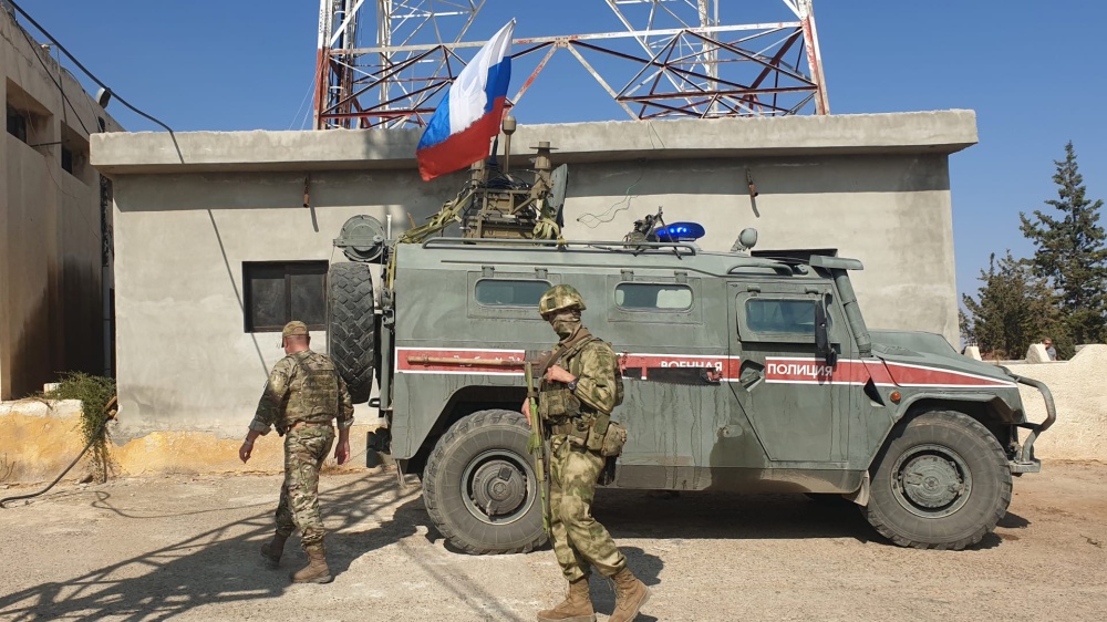 سوريا – روسيا تسحب قواتها ومعداتها من قاعدة القامشلي إلى حميميم