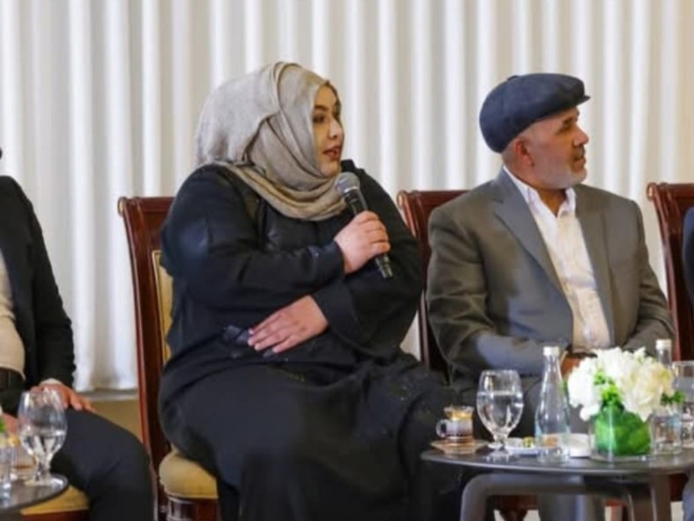 سوريا – وصال النافع: الوجه الأنثوي الذي لفت الأنظار في إفطار الشرع