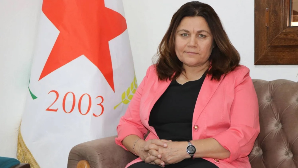 سوريا – كيف تحولت دعوة فوزة اليوسف إلى تظاهرات مسيسة وأعمال تخريبية في أوروبا؟