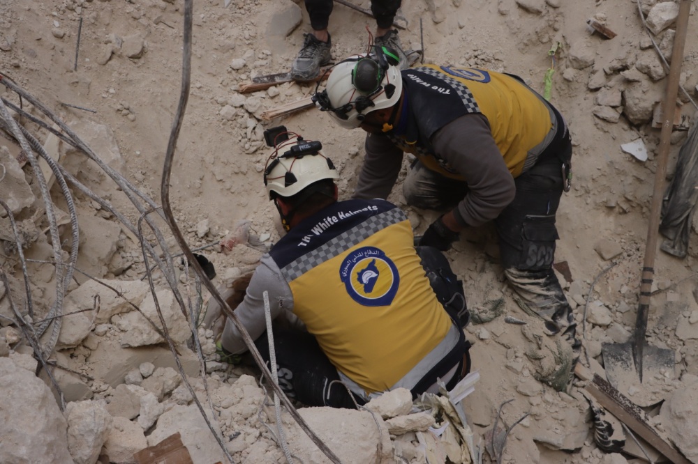 ارتفاع ضحايا انهيار مبنى سكني في حي الأشرفية بحلب إلى 8 قتلى