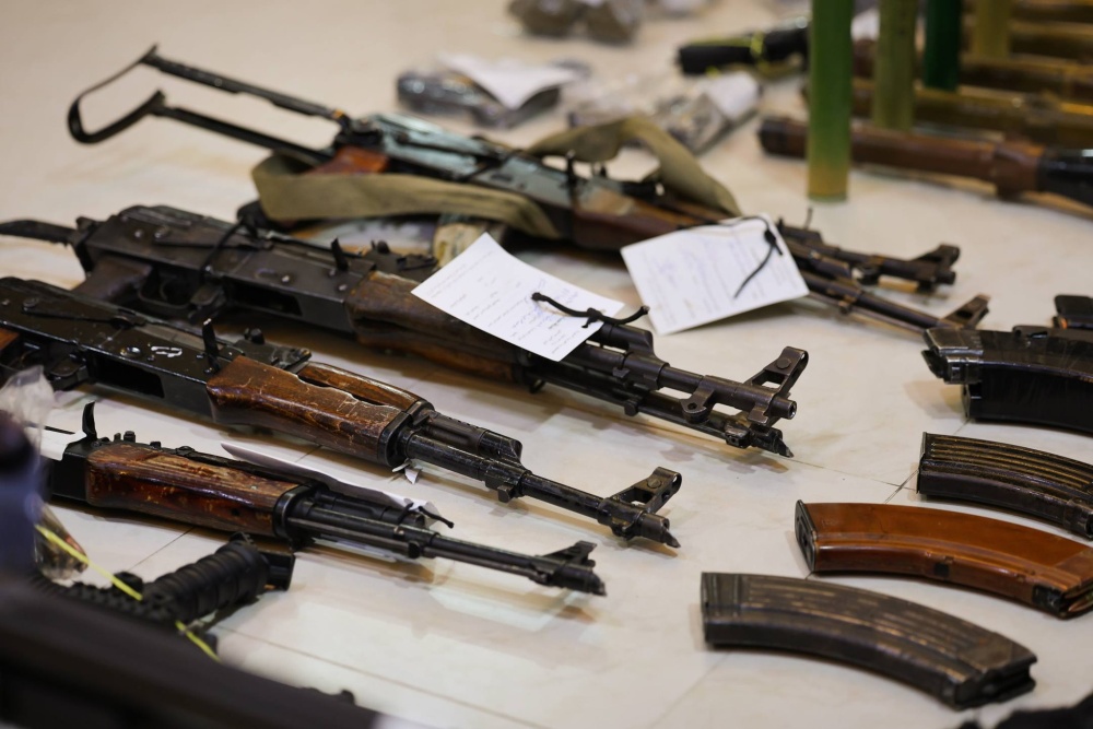 سوريا – تفكيك عصابة سطو مسلح بحماة والاستيلاء على أسلحة وذخائر مختلفة