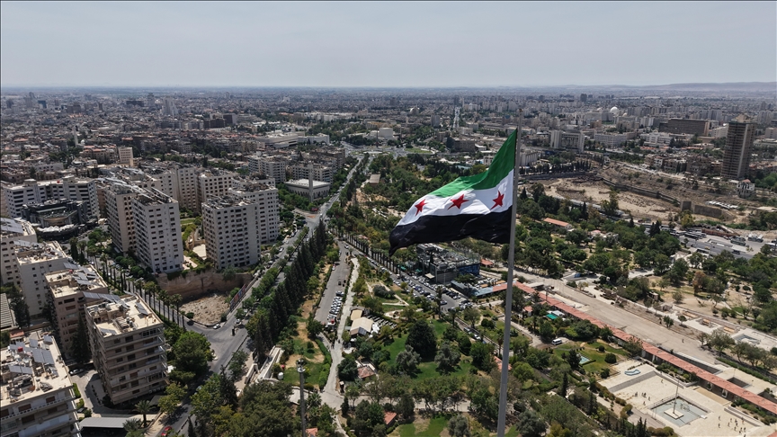 سوريا – قيادي في الدفاع الوطني متهم بارتكاب جرائم حرب يقاضي أحد المعارضين ويحكم عليه بالسجن والغرامة!