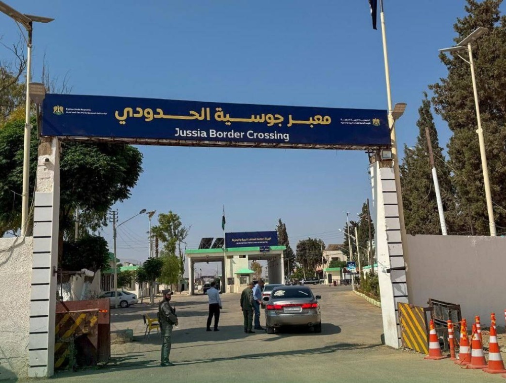 سوريا – المنافذ الجمركية السورية تنفي دخول عائلات حزب الله وتؤكد: الحافلات المستهدفة تقل سوريين عائدين