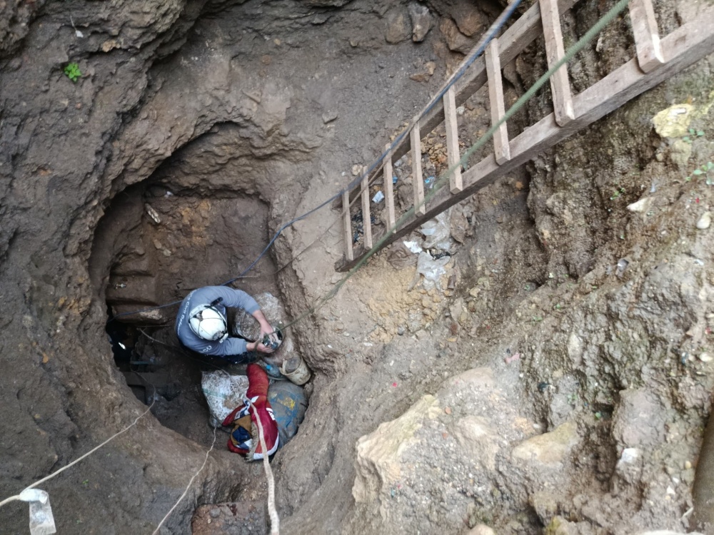 الدفاع المدني يواصل عمليات إنقاذ 4 مدنيين عالقين داخل حفرة عميقة في جبلة