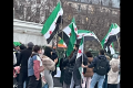سوريون يحتفلون في ساحة الباستيل بباريس بذكرى سقوط نظام الأسد