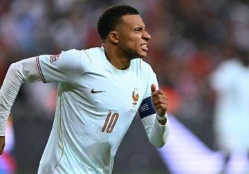 مبابي يغادر معسكر فرنسا بعد إصابة ركبته ويعود إلى ريال مدريد للعلاج