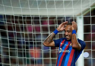 ملثمون يعتدون على مهاجم برشلونة أوباميانغ ويسرقون منزله