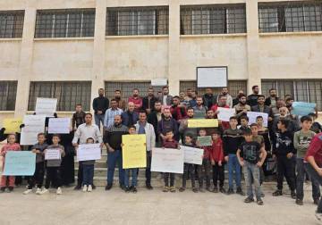 وقفة احتجاجية في إبين سمعان تنديدًا بتدني الرواتب وسوء الواقع التعليمي