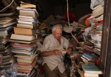 مليون كتاب وابن مفقود.. تسعيني حلبي يحفظ الذاكرة ويرقب اللقاء