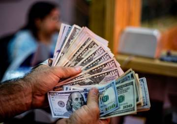 الدولار يرتفع 600 ليرة في ثلاثة أيام