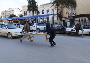 دوريات بلدية حماة تطلق حملة لإزالة البسطات: بين التنظيم والقلق التجاري