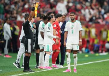 الجزائري رياض محرز يعلن اعتزاله اللعب دوليا