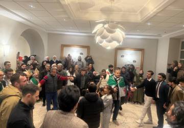 السوريون يختتمون الذكرى السنوية الأولى للتحرير باحتفالية في مدينة شامبيري الفرنسية