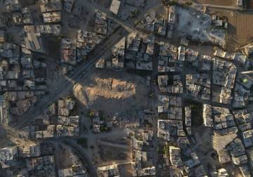 جبل أنقاض عربين.. مقبرة جماعية للمنازل والذكريات بدمشق