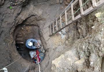 الدفاع المدني يواصل عمليات إنقاذ 4 مدنيين عالقين داخل حفرة عميقة في جبلة