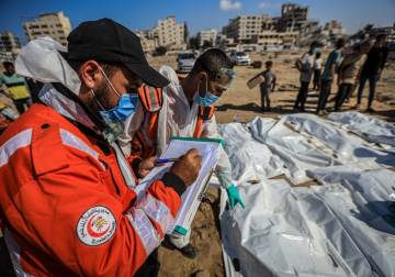 غزة.. استخراج رفات 42 فلسطينيا مجهولي الهوية من مقبرة عشوائية