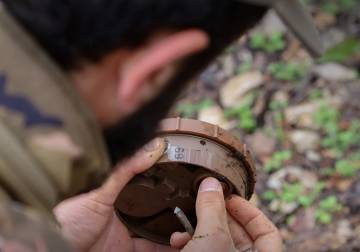 إصابة عنصرين من الجيش السوري خلال إزالة ألغام بريف اللاذقية