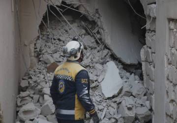 الدفاع المدني يواصل البحث عن مفقود تحت أنقاض منزل منهار في حي العامرية بحلب