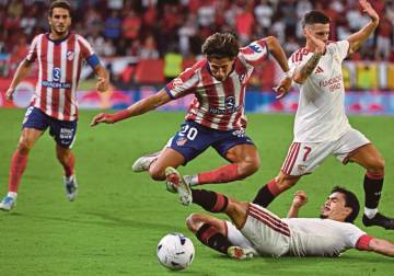 أتلتيكو مدريد يهزم إشبيلية بثلاثية ويتصدر الدوري الإسباني مؤقتا