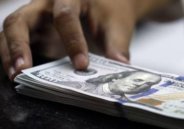 الدولار في سوريا.. سعر السوق السوداء يطابق نظيره الرسمي بصورة تقريبية