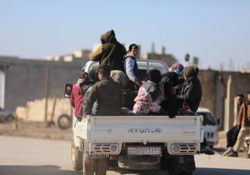 الجيش السوري يمدد عمل الممر الإنساني قرب دير حافر