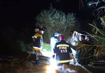 الدفاع المدني ينقذ عالقين في نهر الكبير ويواصل البحث عن مفقودين