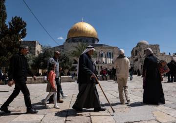 100 ألف فلسطيني يؤدون الصلاة بالأقصى في أول جمعة بعد إغلاق 40 يوما